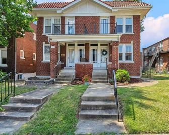 Spacious Home w/ King bed! Fenced Yard - St. Louis - Building