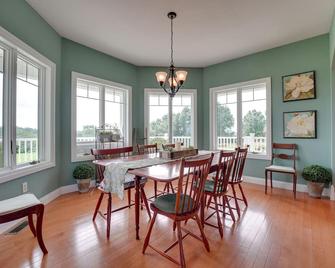 Blue Birds Perch Stunning Home on Private Hilltop - Shipshewana - Essbereich