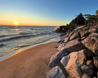 Cottage 300 steps from a private beach & minutes from Cedar Point & Sportsforce - Huron - Beach