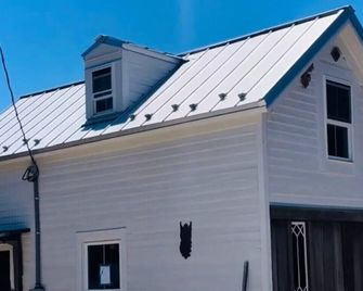 Carriage House with huge Lynchburg Heart - Lynchburg - Building