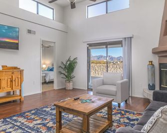 Las Cruces - Modern 3br Near Downtown, Mesilla, White Sands + Backyard Oasis - Las Cruces - Living room