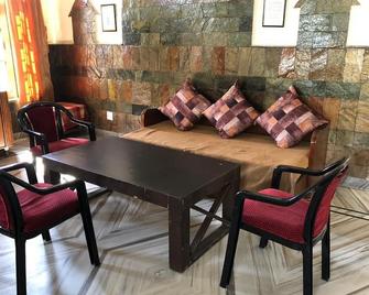 The Sojourn 3 bedroom villa for upto 8 people . - Dharamsala - Salon