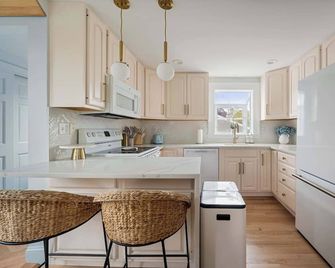 Renovated Cape Near Beach with Fire Pit - Fairfield - Кухня