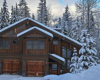 4000 sqft chalet on ski hills and mountain bike trails, hot tub, 10 adults/4kids - Golden - Bâtiment