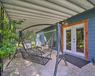 Walk to Lake Historic Disney Home - Disney - Patio