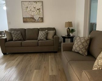 Comfortable & spacious 2 bedroom - Rock Falls - Living room