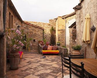 Great Old Bastide: A Magical Gathering Getaway in a Perched Hamlet with Views - Bez-et-Esparon - Patio