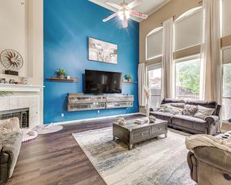 Shop, Play And Explore Family Home In Al - Allen - Huiskamer