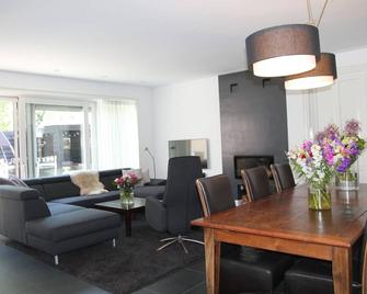Modern holiday home with veranda in Limmen - Limmen - Sala de estar
