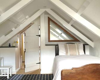 Cozy cottage in heart of St Davids - private garden with Cathedral views - St David's - Bedroom