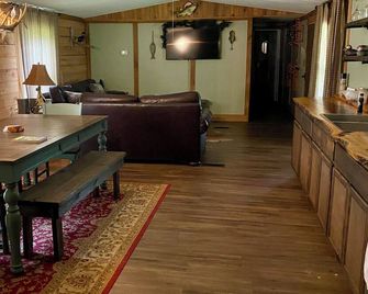 Flint River: Prime Shoal Bass Fishing, Close to Charming Wedding Venues, Hot Tub - Thomaston - Huiskamer