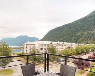 Harrison Lake View Suites - Harrison Hot Springs - Balcony