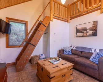 Eagle Cabin I Wild Pacific Trail I Kayak I Forest - Ucluelet - Salon