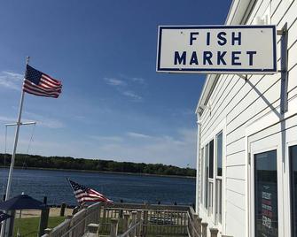 Cape Cod Getaway! Walk To Beaches, Marina & Cape Cod Canal-Winter Available. - Sandwich - Outdoor view