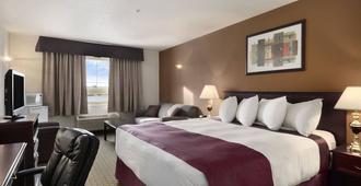 Ramada by Wyndham Red Deer Hotel & Suites - Red Deer - Bedroom