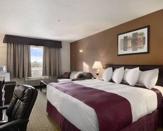 Ramada by Wyndham Red Deer Hotel & Suites - Red Deer - Bedroom