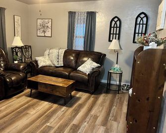 Cozy 2-bedroom house in McAlester. Close to hospital and shopping. - McAlester - Stue