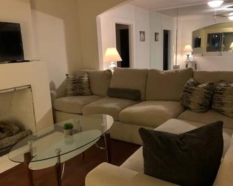 Simple 2 bedrooms in an amazing location / Melrose - West Hollywood - Living room