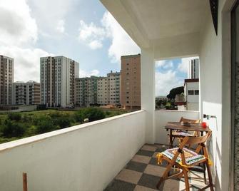 Lisbon - Low Cost - Airport - Subway - Lissabon - Balkon