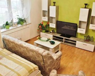 Ferienwohnung Hanschke - Ferienwohnung - Hoyerswerda - Wohnzimmer