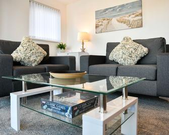 Just Stay Wales - Meridian Wharf, Marina View - 2 Bed Apartment - Swansea - Living room