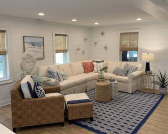 Escape to our Kelleys Island cottage: where comfort meets tranquility. - Kelleys Island - Living room