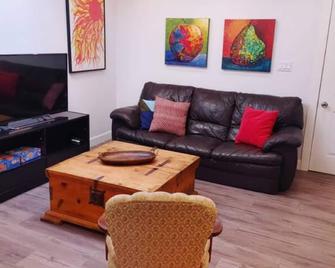 County Sol, where the sun embraces your soul - Prince Edward - Living room