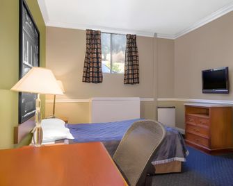 Super 8 by Wyndham Hayward Downtown - Hayward - Slaapkamer