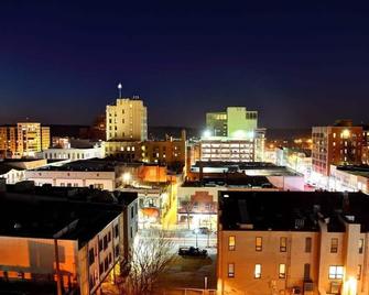 Prime Location! Cozy Stay by U of M - Ann Arbor - Building