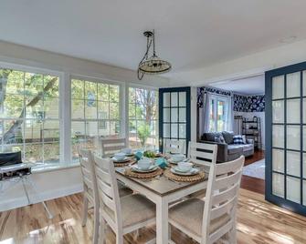 Downtown Spacious Family Oasis - Canton - Eetruimte