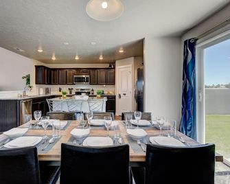 South Nampa Family Home | Cali King | Game Loft | 5 Tvs | Near Downtown Nampa - Nampa - Ruokailuhuone
