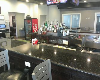 HomeTowne Studios by Red Roof Leesburg - Leesburg - Bar