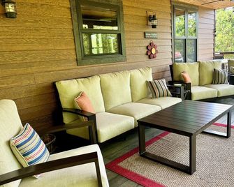 Escape To The Woodland Getaway Of The Leclaire Lodge - Pet Friendly! - Tomah - Sala de estar