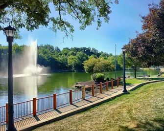 New Renovated Near Cle - King Bed, Metropark & Firepit - Berea - Outdoors view