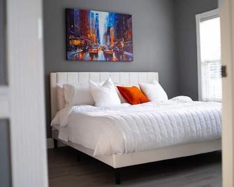 The Blue Oasis- Charming 2-bedroom condo in cool Charlotte with AC, WiFi - Charlotte - Soverom