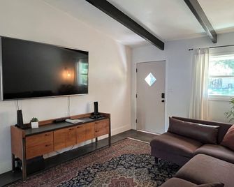 4 bed, 2 bath home conveniently located in NE Gainesville - Gainesville - Sala de estar