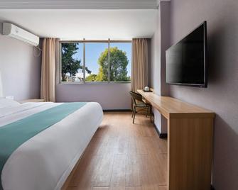 Shell Hotel (Wuzhou Wangcheng Plaza Sun Plaza) - Wuzhou - Bedroom
