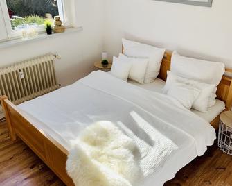 Cozy Apartment Near The University: With Double Bed, Kitchenette And Bathroom - Homburg - Bedroom