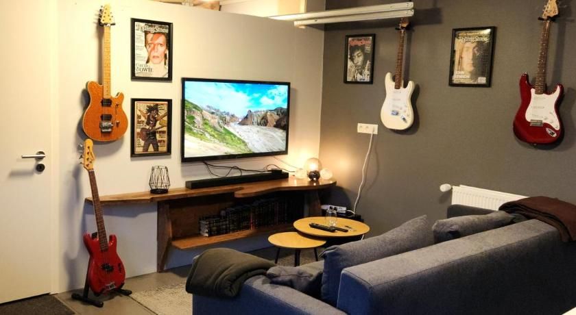 Living room view of Studio Seven 7