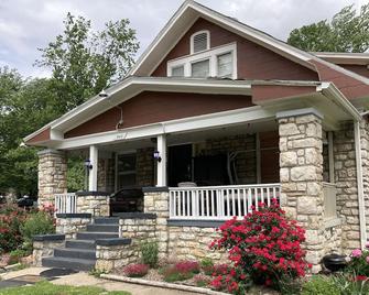 2Bed/1Bath ~ First Floor House, 7 min. Downtown - Independence - Building