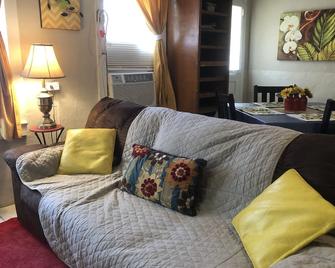 Sunflower Daze -35 min to beach-FAST wifi-kitchen - Crestview - Living room