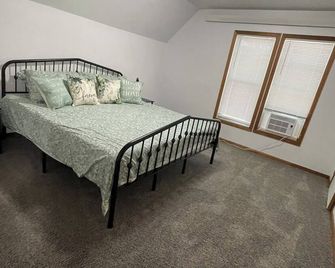 5 minute walk to the Capitol State and surroundings! - Pierre - Bedroom
