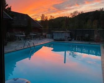 Mo Laksegard - Sand - Pool