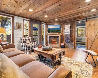 Farmhouse Cabin Rustic Ridge: Hot Tub & Pets! - Blue Ridge - Living room
