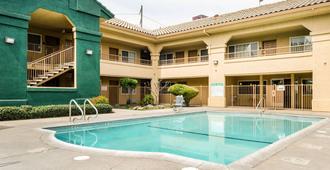 Quality Inn & Suites Lathrop - Lathrop - Pool