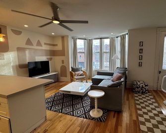 Sun-Filled 1 Bedroom Overlooking Water Street - No Cleaning Fee - Decorah