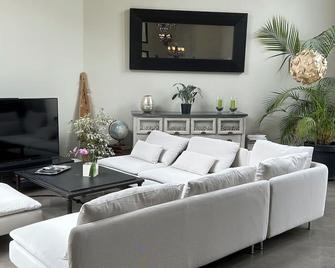 Wonderful french house with pool - Saint-Marc-Jaumegarde - Sala de estar