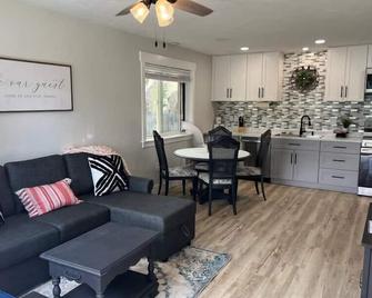 Guest Suites 1996 #1 - Tranquil 1 bedroom 1 bath Suite - Idaho Falls - Living room