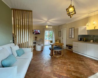 Hero's Garden Relais - Labaro - Living room