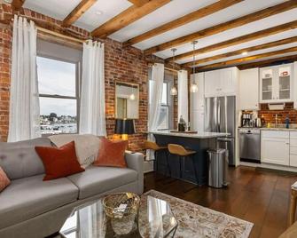 Tugboat Vista 2 Bedroom Downtown Portsmouth - Portsmouth - Living room